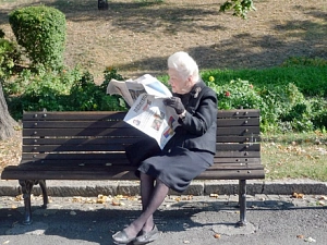 Dame mit Zeitung&nbsp;&copy;&nbsp;Kreisseniorenbeirat Osterholz