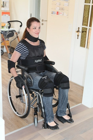 Der Altersimulationsanzug AgeMan wird im Rollstuhl getestet